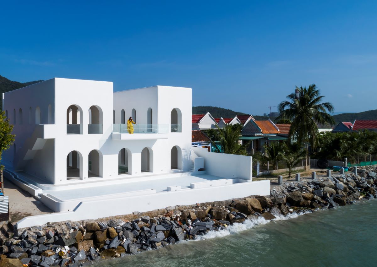 Santo by the Sea