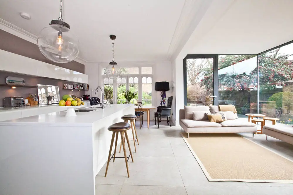 Thiết kế nội thất phòng bếp thông suốt với phòng khách