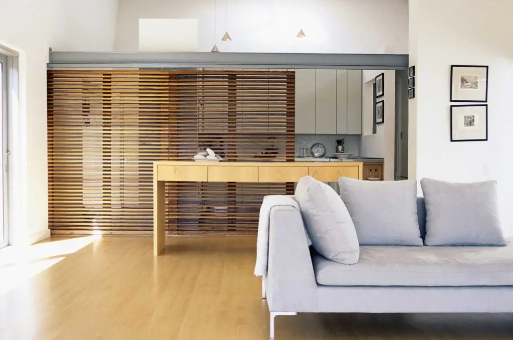 nội thất phòng khách và bếp ngăn cách bằng lam gỗ