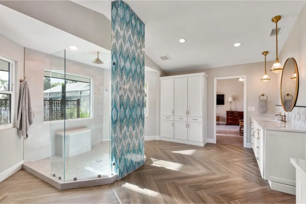 mẫu nội thất nhà tắm với đèn thả trần độc đáo