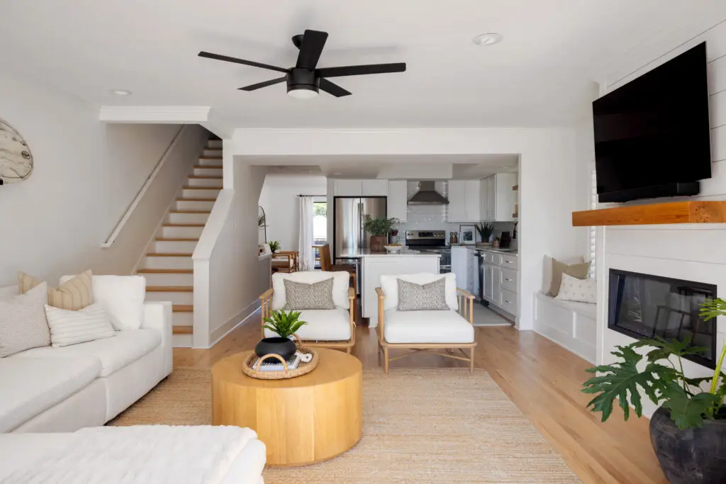 mẫu thiết kế nội thất phòng khách nhà ống kết hợp cầu thang