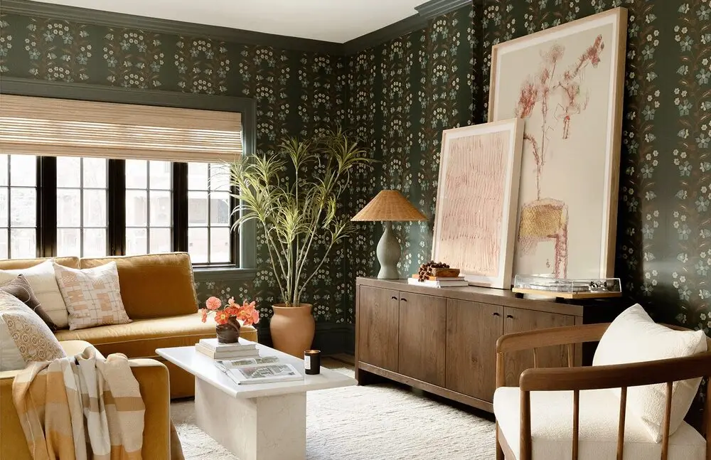 thiết kế nội thất phòng khách nhà ống bố trí tranh theo cụm