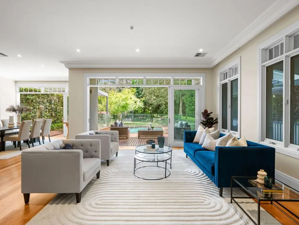 mẫu thiết kế nội thất phòng khách nhà ống kết hợp ánh sáng tự nhiên