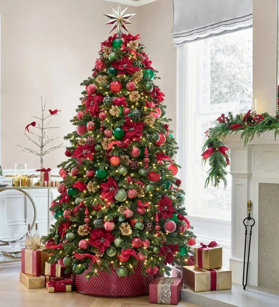 trang trí cây thông noel với bông trạng nguyên rực rỡ