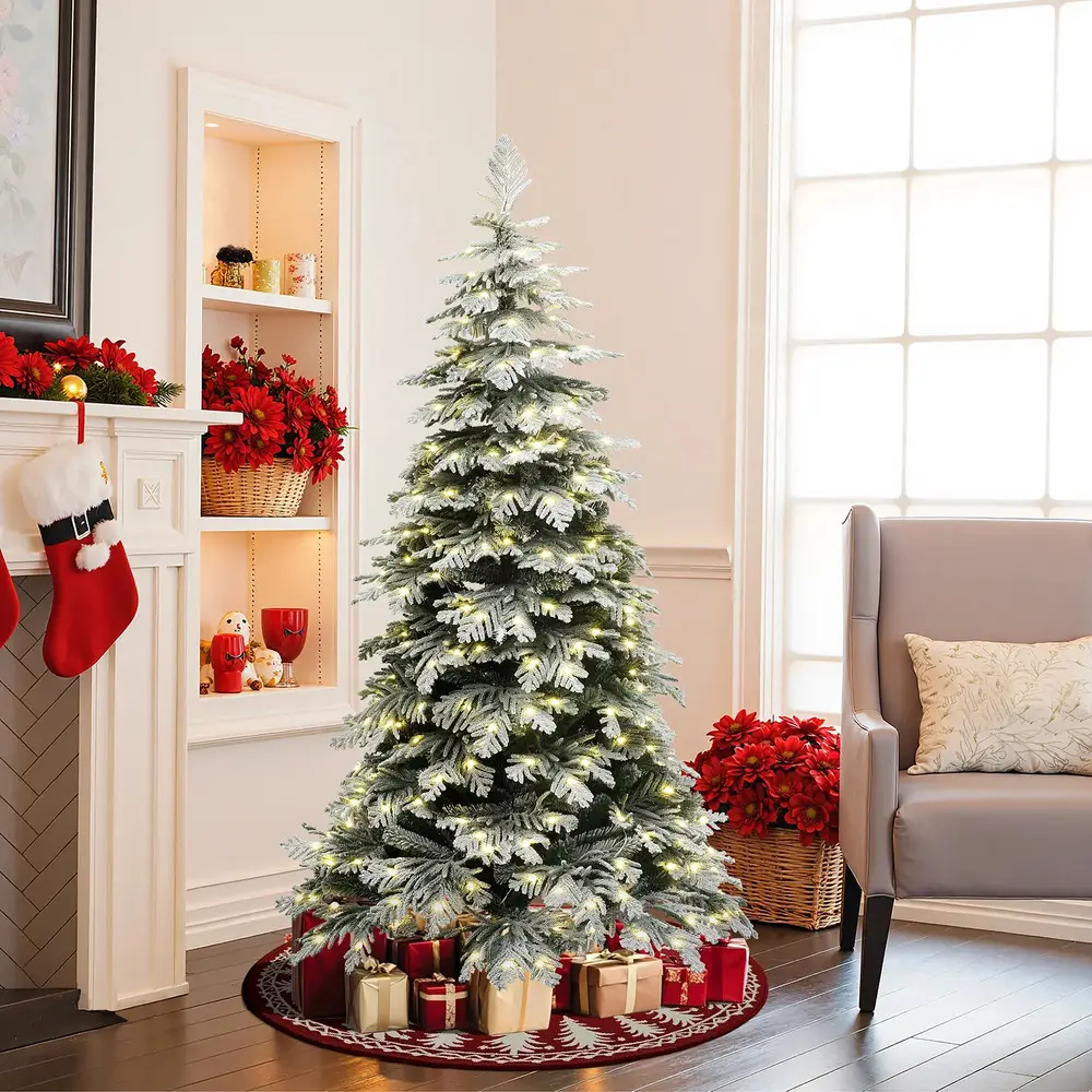 trang trí cây thông noel phủ bông tuyết