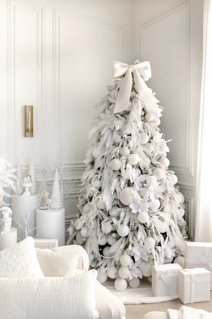 trang trí cây thông noel theo tông màu trắng tinh tế