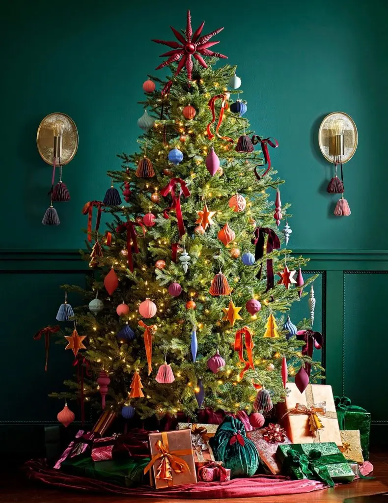 trang trí cây thông noel với các món đồ tự làm