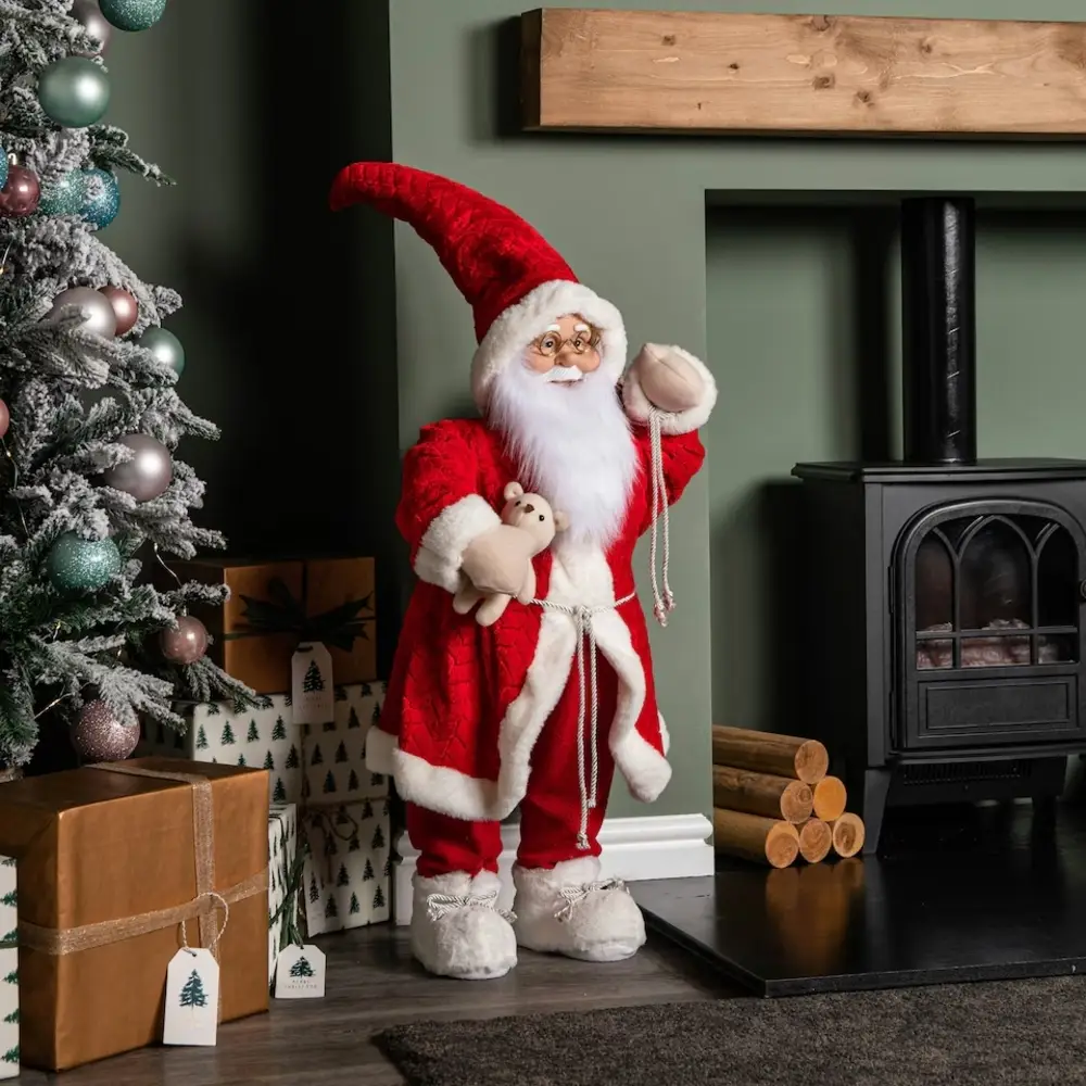 trang trí lò sưởi giáng sinh với mô hình ông già noel