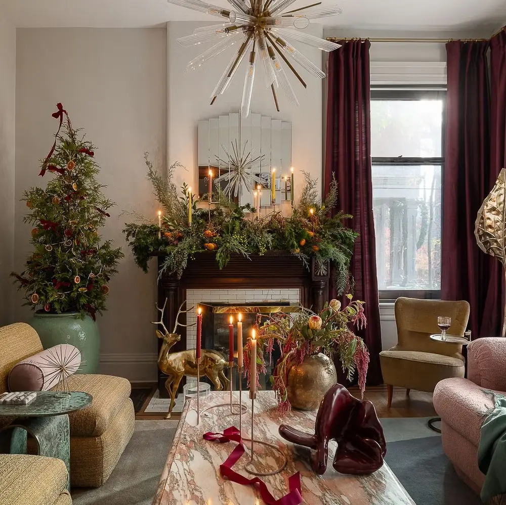 trang trí lò sưởi giáng sinh với mô hình tuần lộc