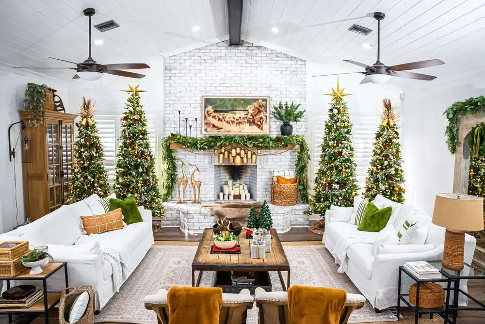 trang trí lò sưởi giáng sinh bằng mô hình tuần lộc mạ vàng