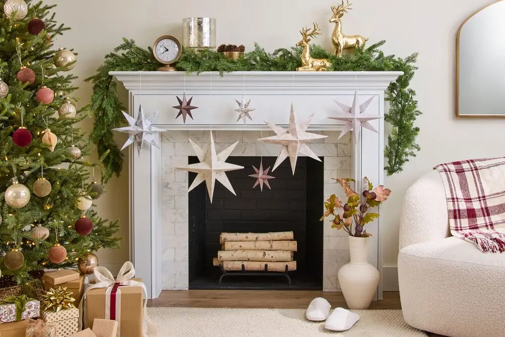 trang trí lò sưởi giáng sinh bằng mô hình tuần lộc đẹp