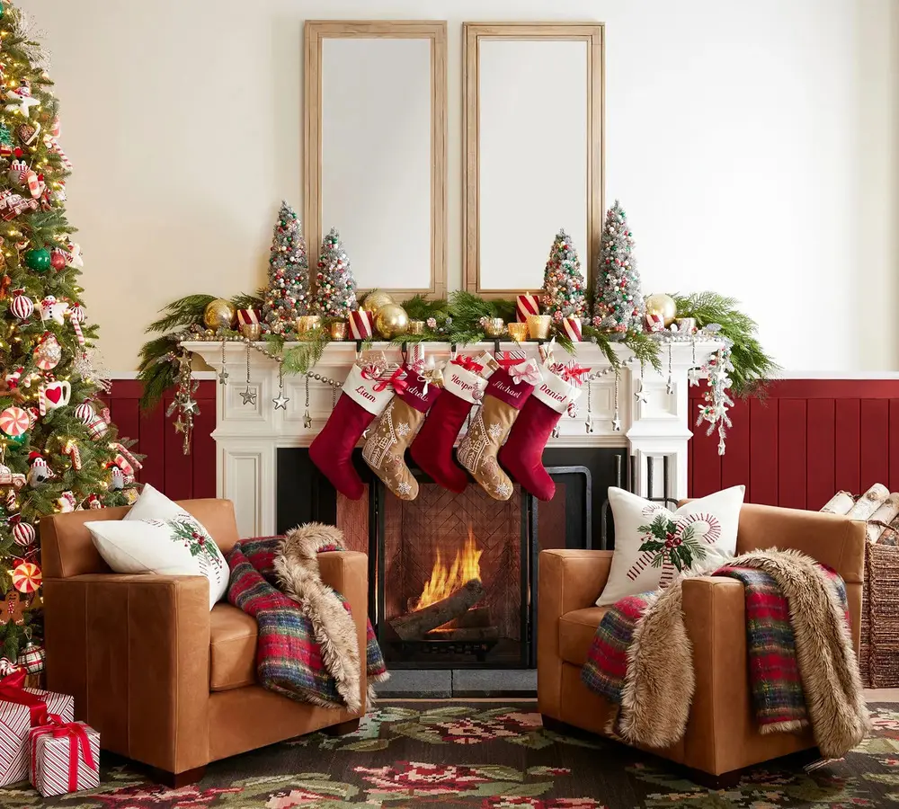 trang trí lò sưởi giáng sinh với tất đỏ rực rỡ