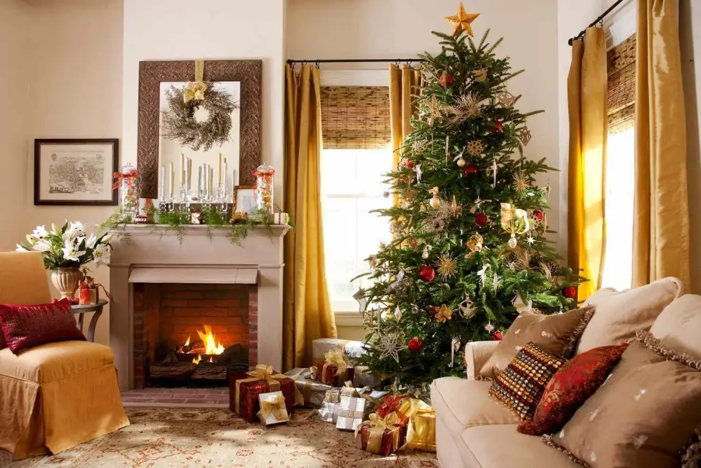 trang trí lò sưởi giáng sinh với cây thông và hộp quà