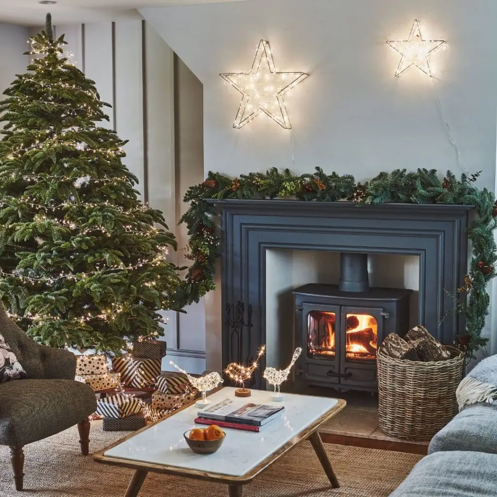 trang trí lò sưởi giáng sinh với đèn ngôi sao