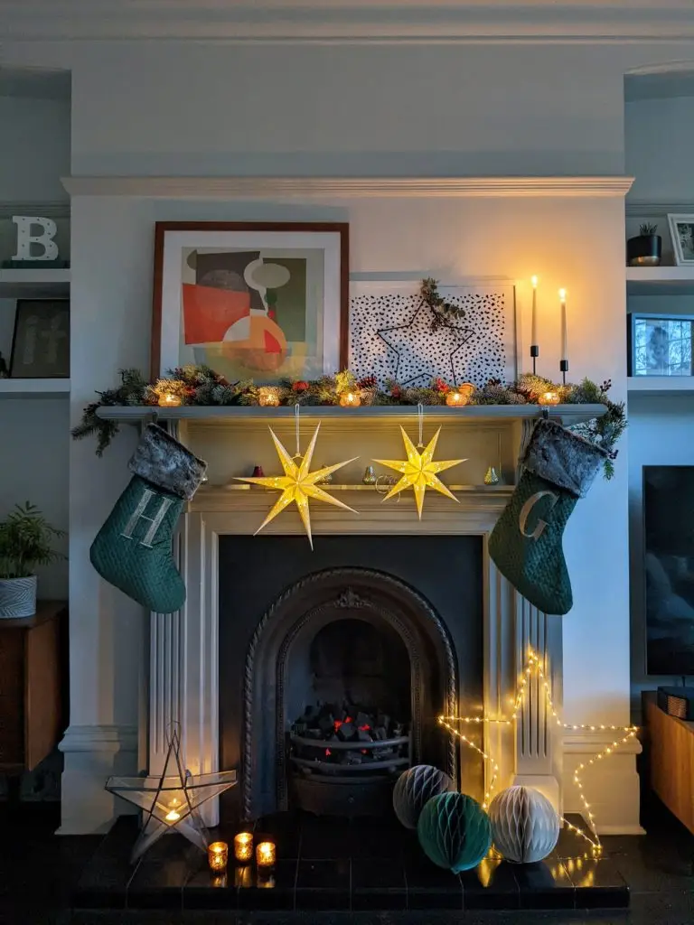 trang trí lò sưởi giáng sinh với đèn ngôi sao độc đáo
