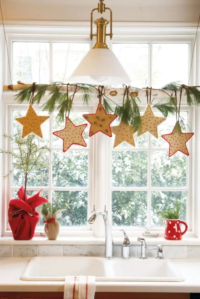 trang trí noel cho cửa kính phòng bếp với đồ handmade