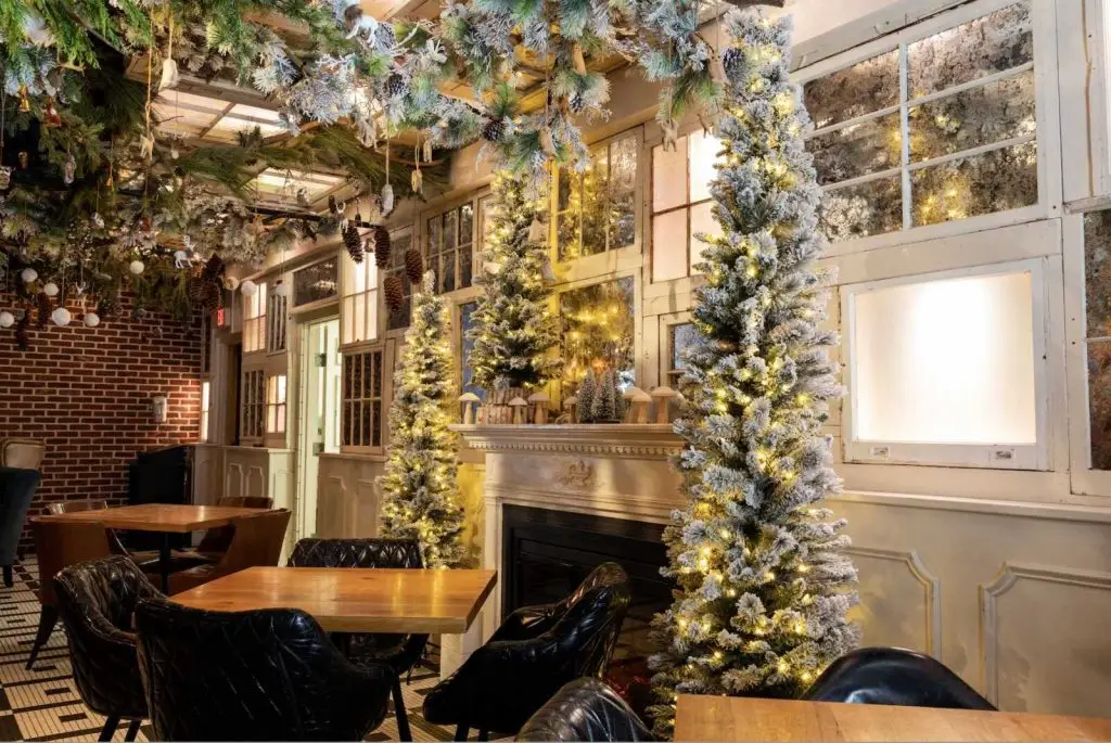 trang trí noel quán cafe với cây thông