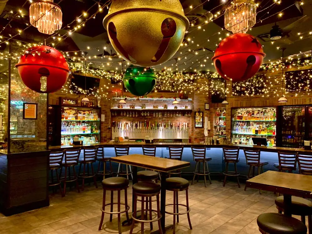 trang trí noel quán cafe với quả châu độc đáo