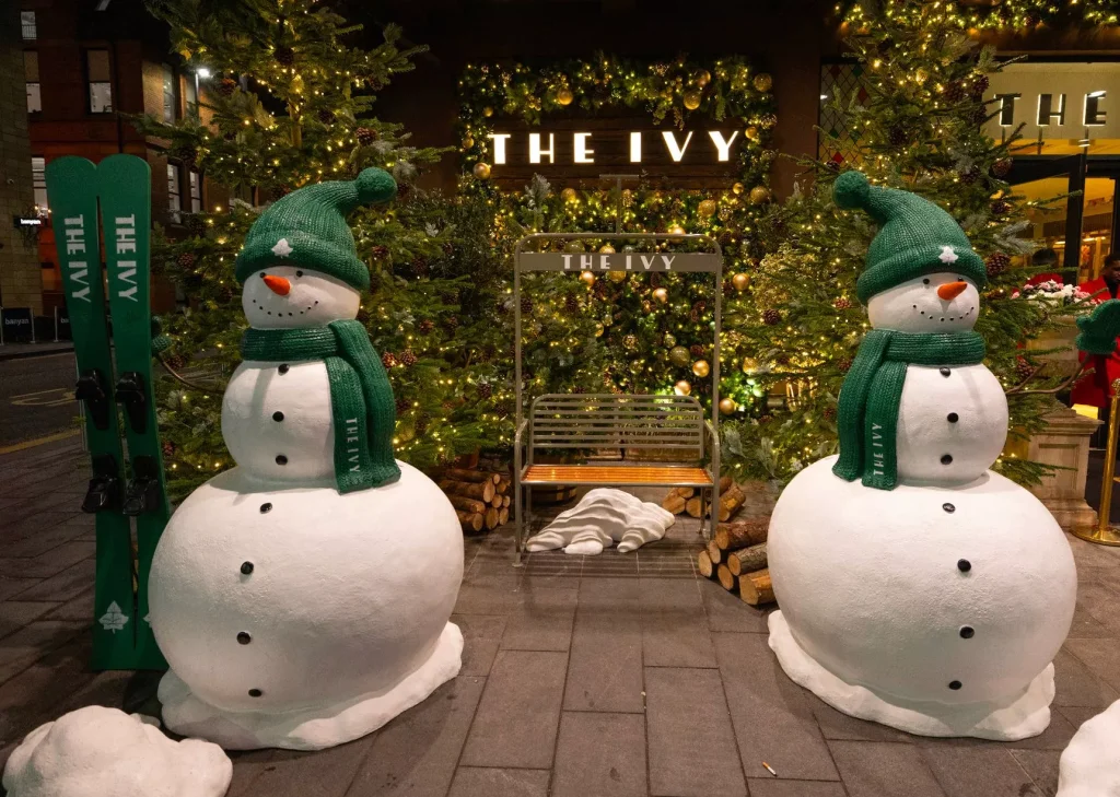 trang trí noel quán cafe bằng người tuyết sinh động