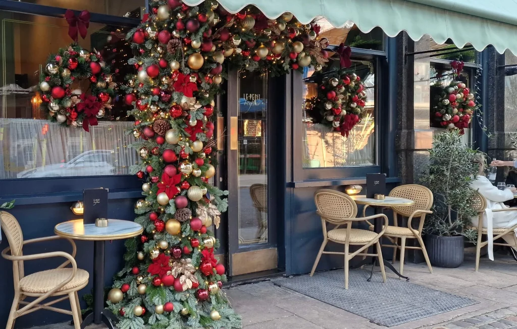 trang trí noel quán cafe với vòng nguyệt quế