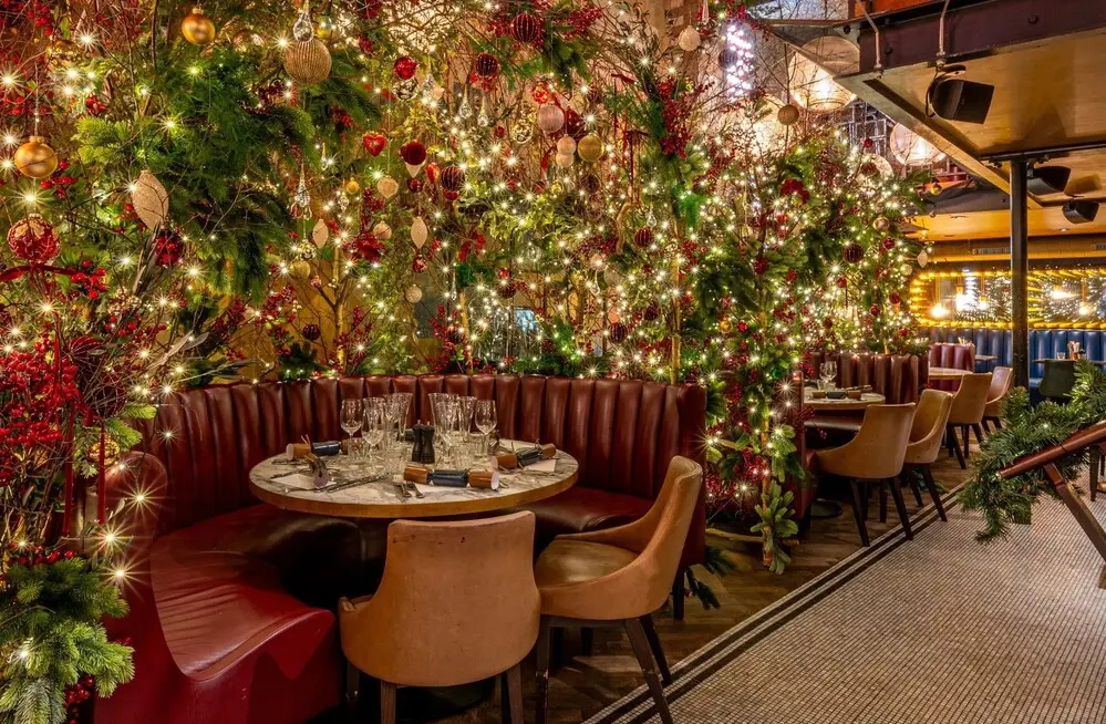 trang trí noel quán cafe phong cách cổ điển