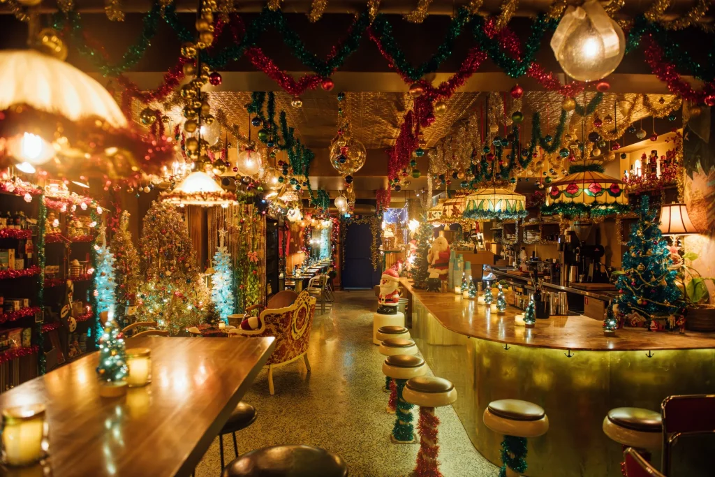 trang trí noel quán cafe với Dây kim tuyến