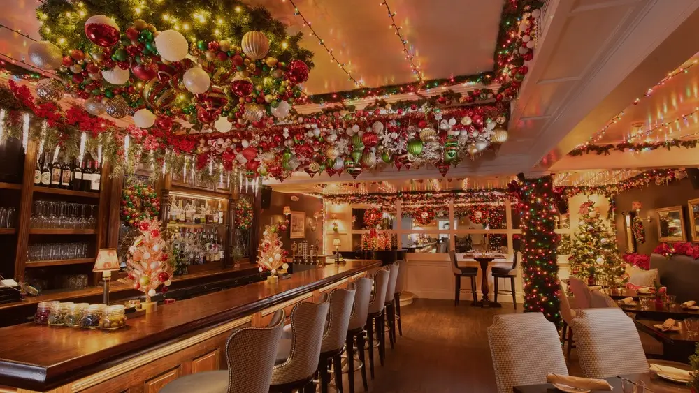 trang trí noel quán cafe sử dụng dây kim tuyến