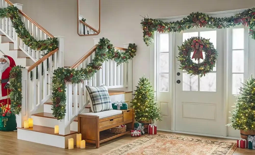 trang trí noel tại nhà ở khu vực cầu thang