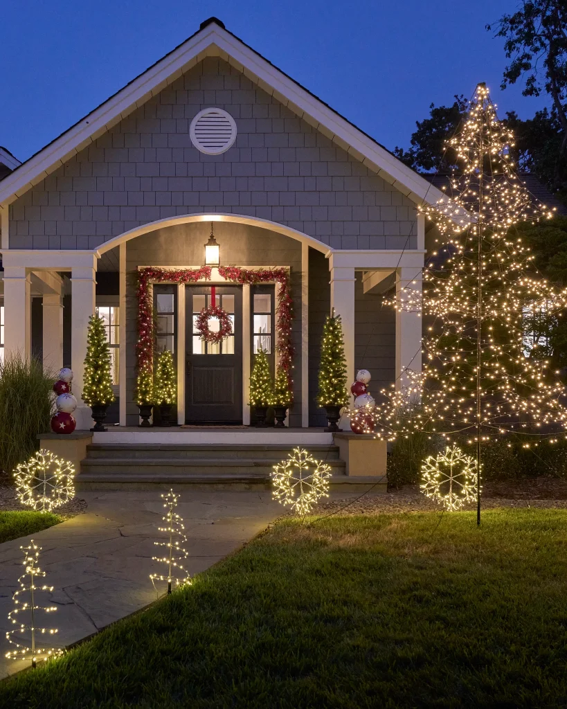 trang trí noel tại nhà ở lối đi và cửa chính