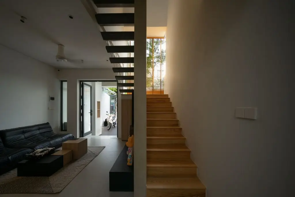 cầu thang gỗ nhà ống đơn giản