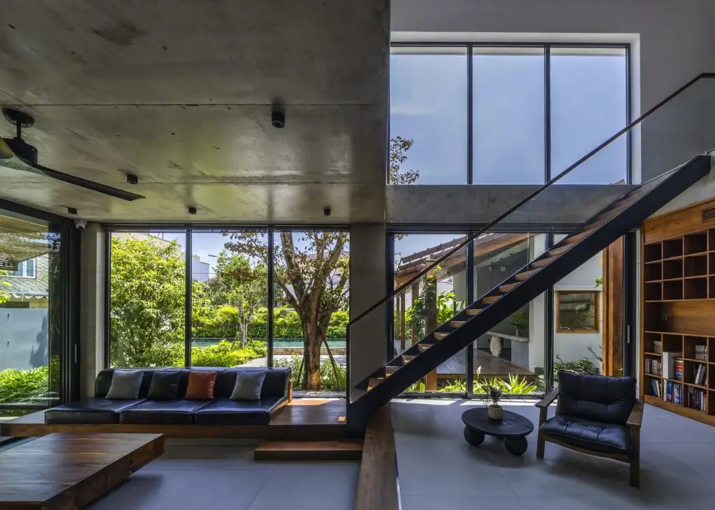 cầu thang tay vịn gỗ cùng kính