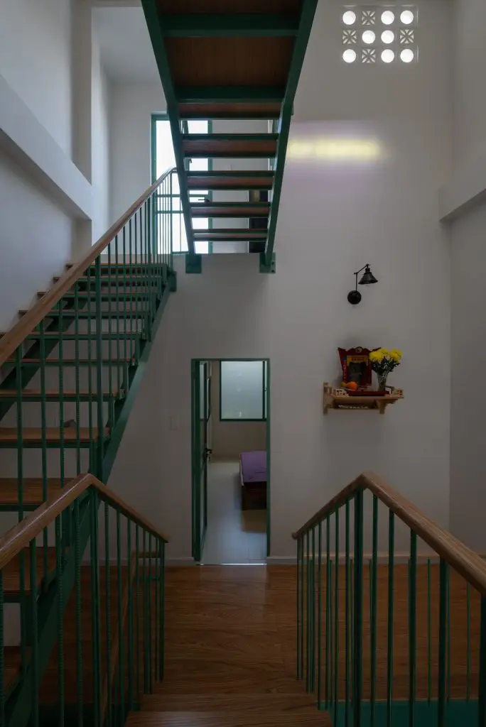 cầu thang tay vịn gỗ