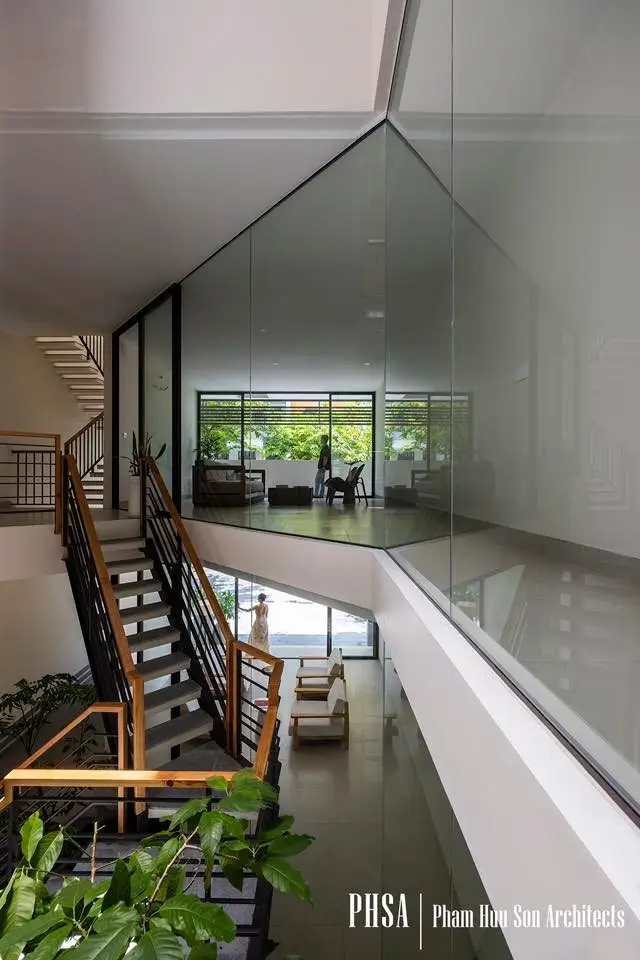 cầu thang gỗ kết hợp sắt