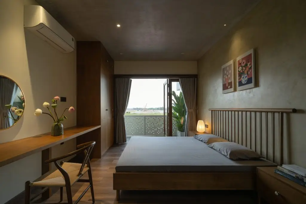 decor phong ngủ với nội thất gỗ
