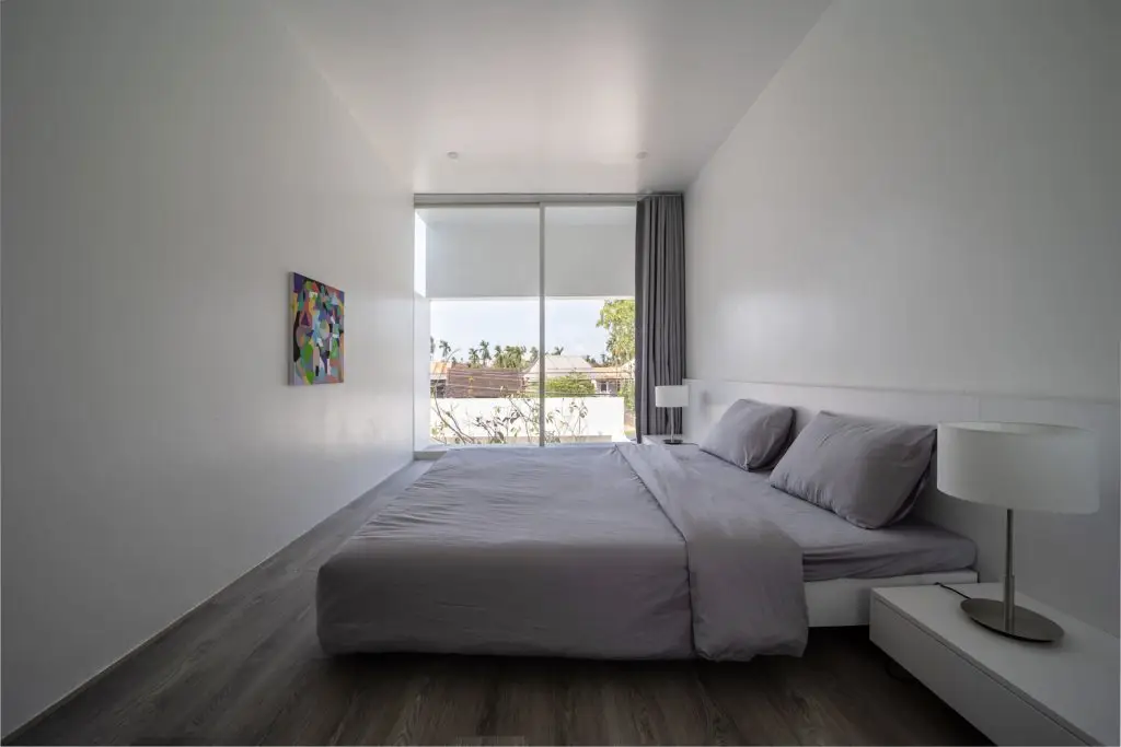 decor phong ngủ với màu trắng nhẹ nhàng