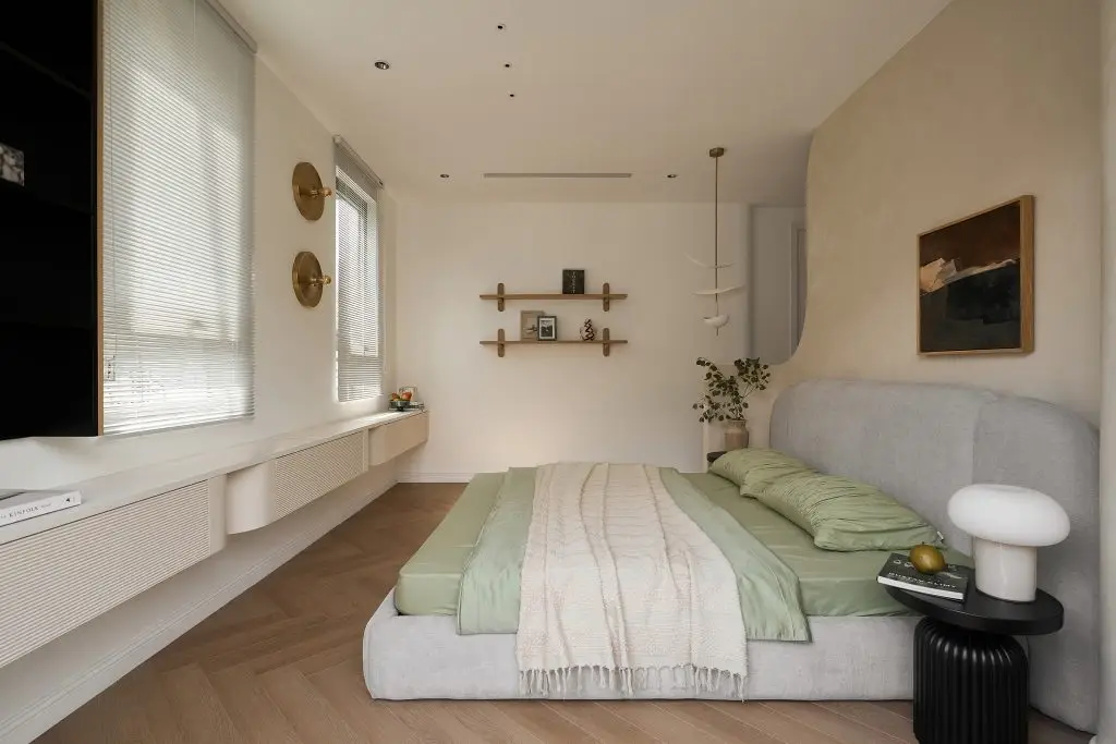 gạch giả gỗ nâu sáng cho phòng ngủ ấm cúng