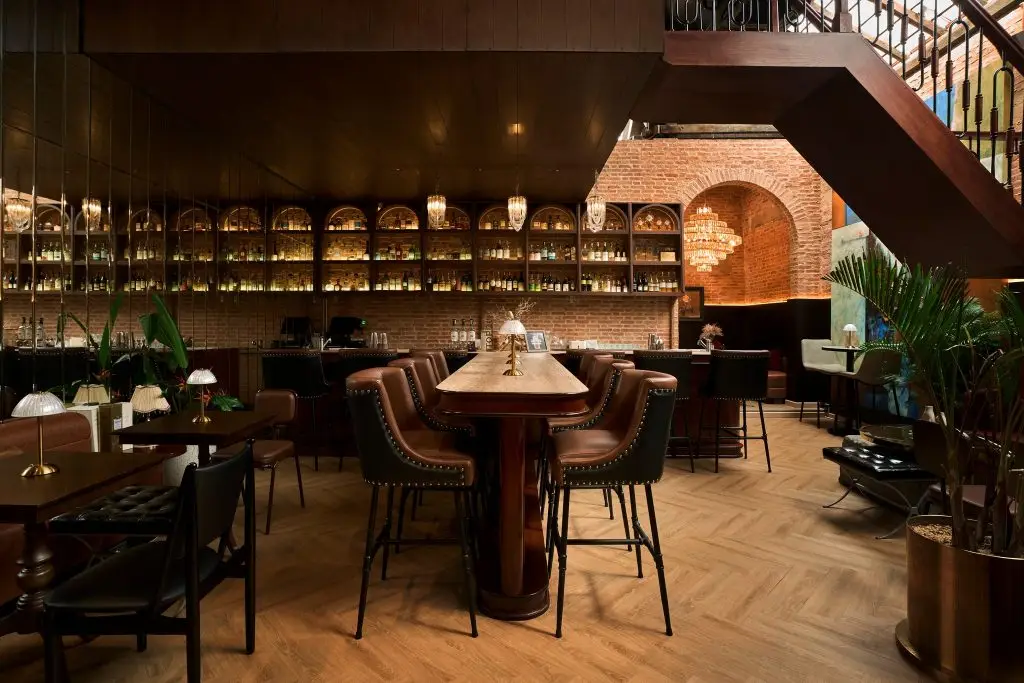 gạch giả gỗ vàng nhẹ cho nhà hàng