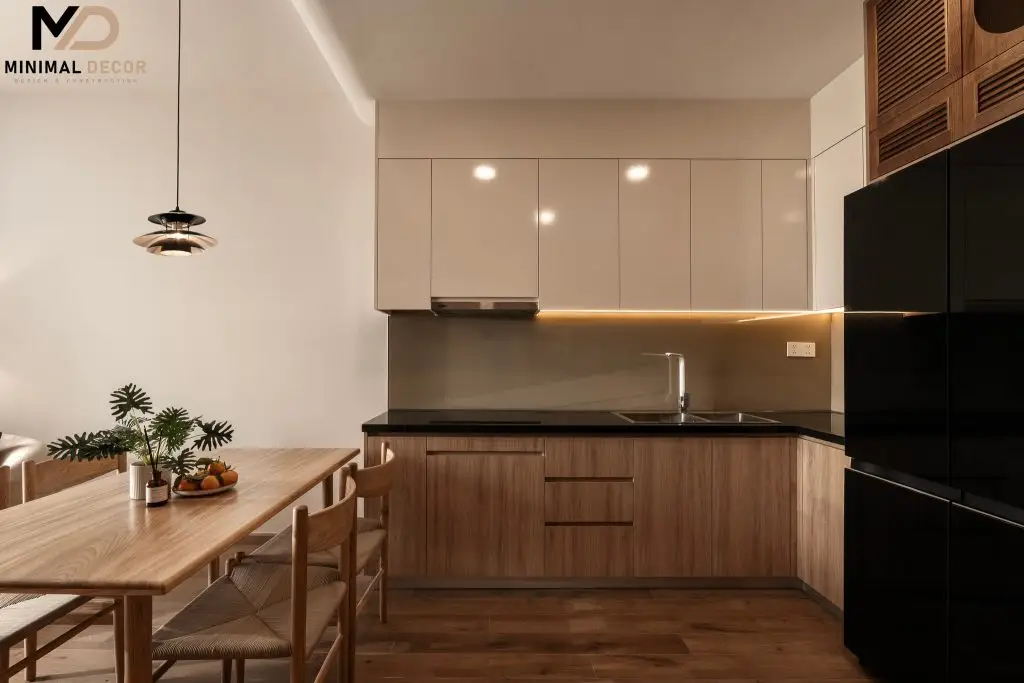 Hệ tủ bếp chữ L gọn gàng bằng gỗ MDF