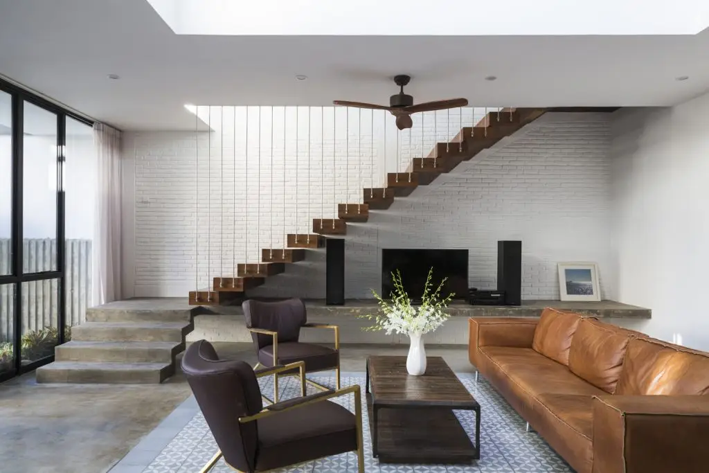 phối màu gạch ốp tường phòng khách dành cho gia chủ mệnh Kim