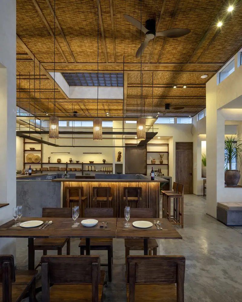 thiết kế nội thất khách sạn có nhà hàng và quầy bar ấm cúng