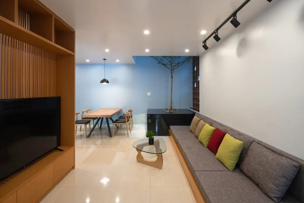 vách ngăn phòng khách bằng gỗ kết hợp kệ tivi đơn giản