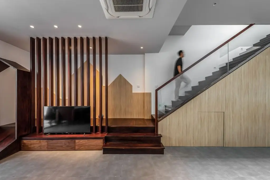 vách ngăn phòng khách bằng gỗ với kệ tivi