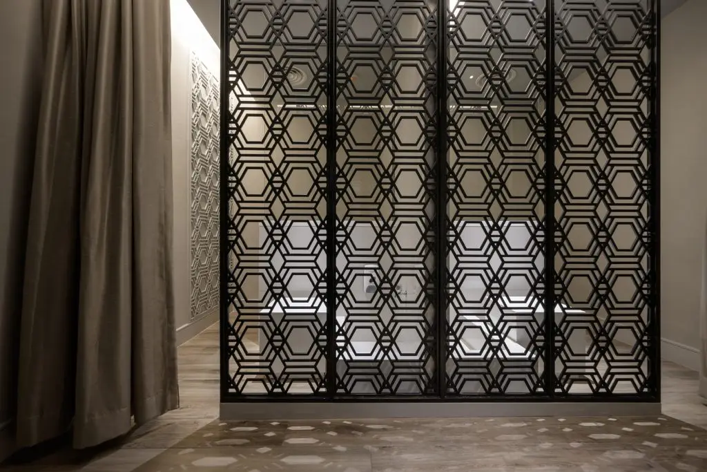 vách ngăn phòng thờ với phòng khách bằng lam gỗ