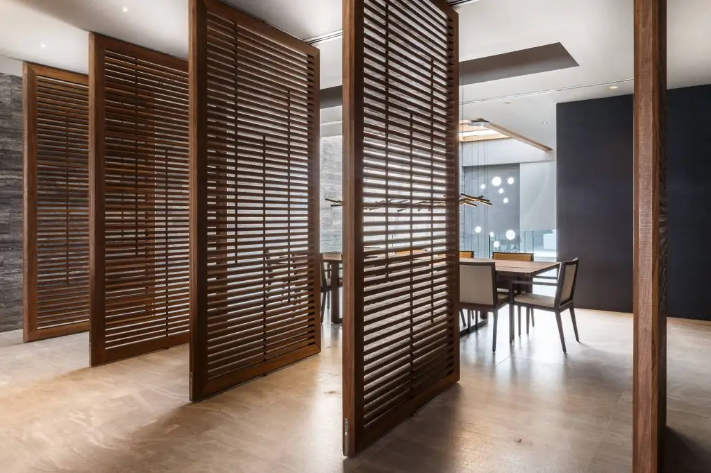 vách ngăn phòng thờ với phòng khách bằng gỗ công nghiệp màu trầm ấm