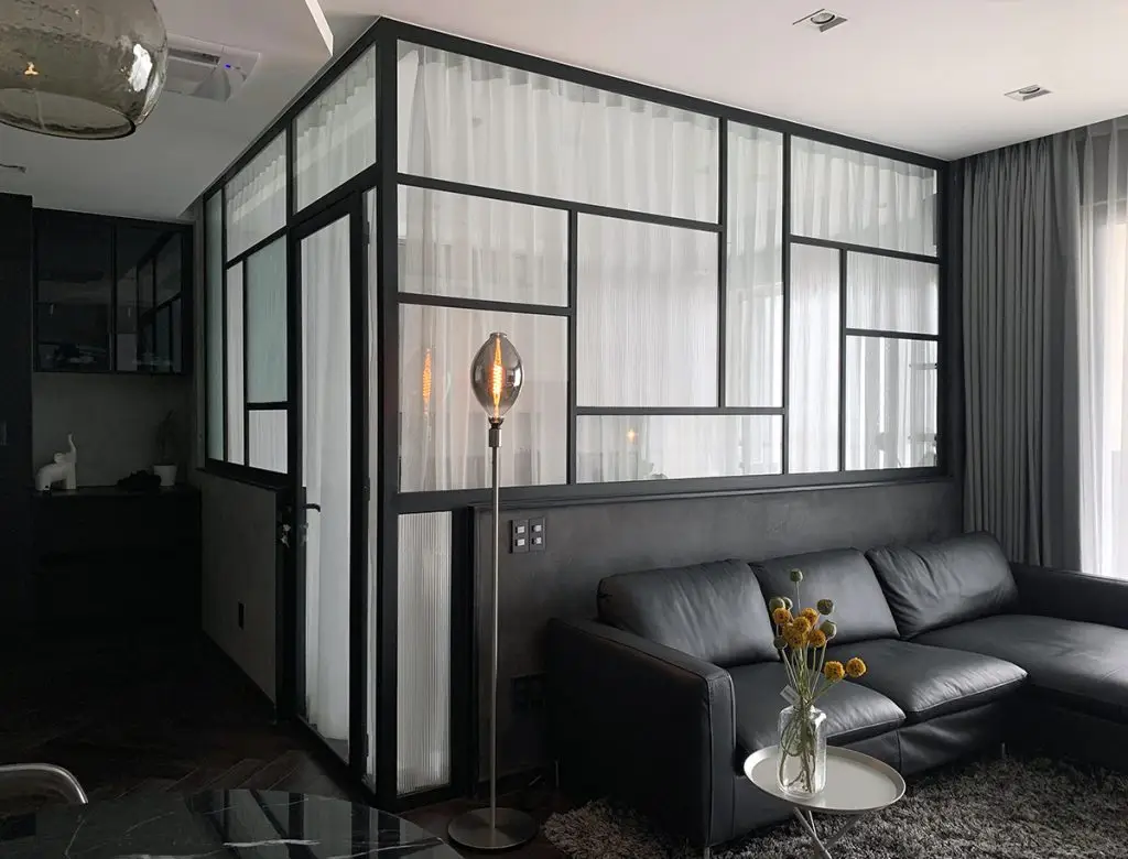 vách ngăn phòng thờ với phòng khách bằng nhựa