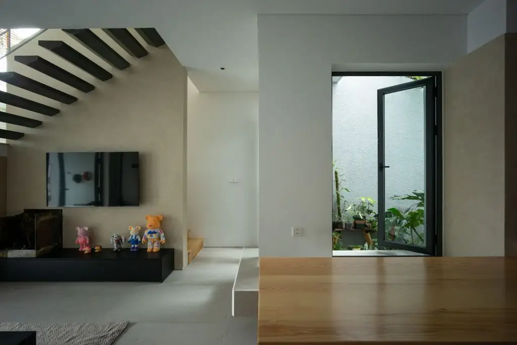 vách tivi phòng khách dưới chân cầu thang