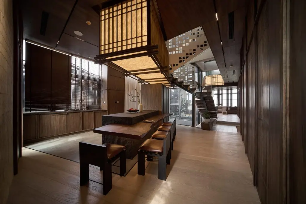 bàn ăn gỗ óc chó ghế bọc da thoải mái