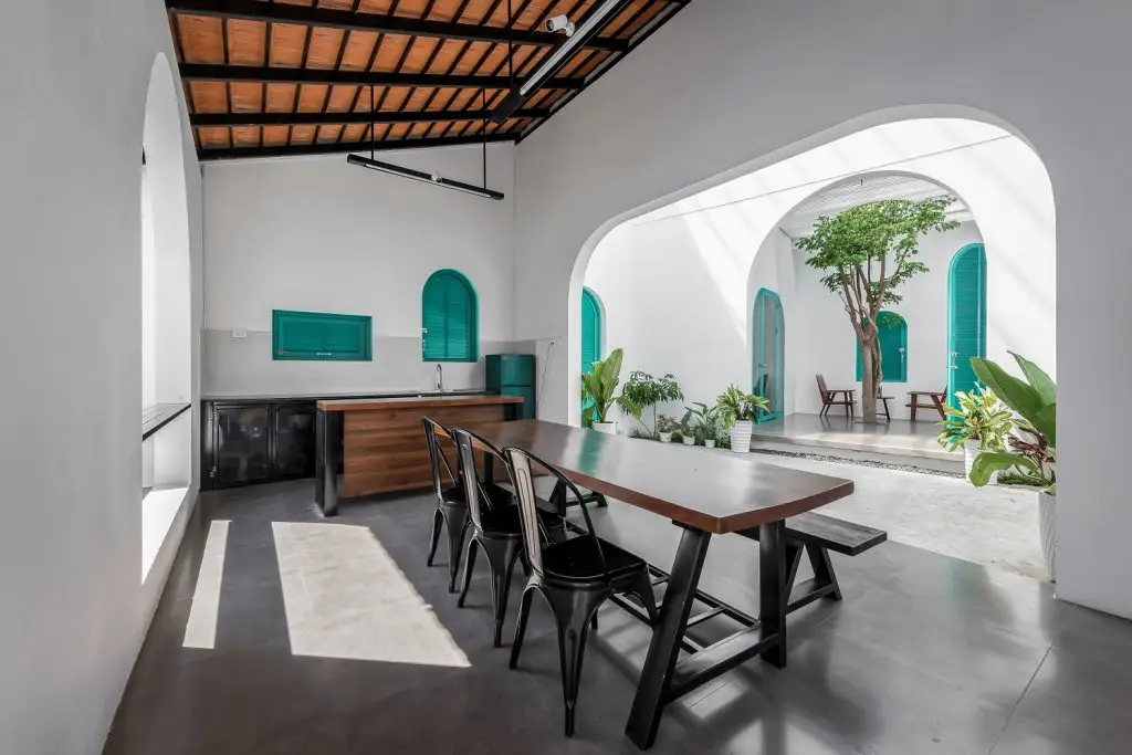 bàn ăn gỗ óc chó với thiết kế chân chữ A