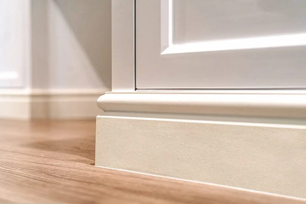 phào chỉ chân tường