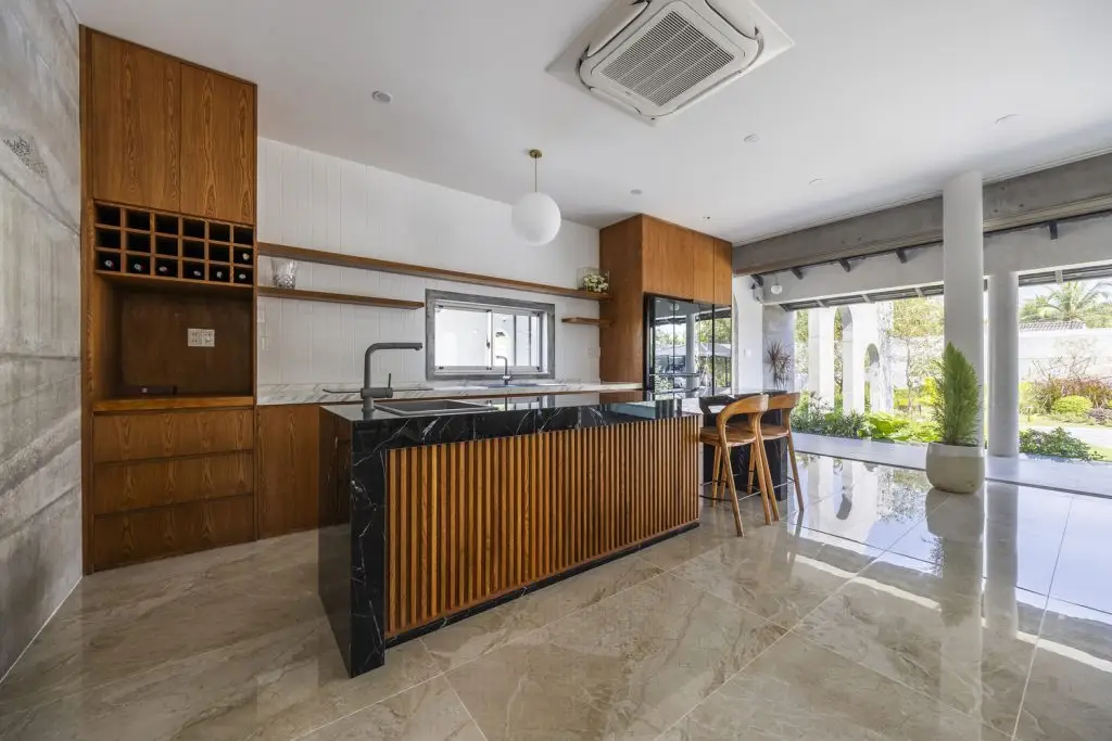 bàn đảo bếp có bồn rửa cho biệt thự